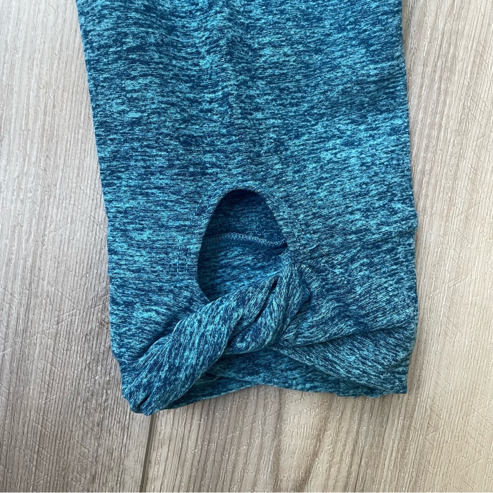 Beyond Yoga Twist And Shout Capri Legging in Amalfi Coast Tahiti Blue - Picture 5 of 5